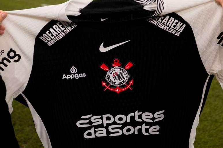 Camisa com escudo do Corinthians