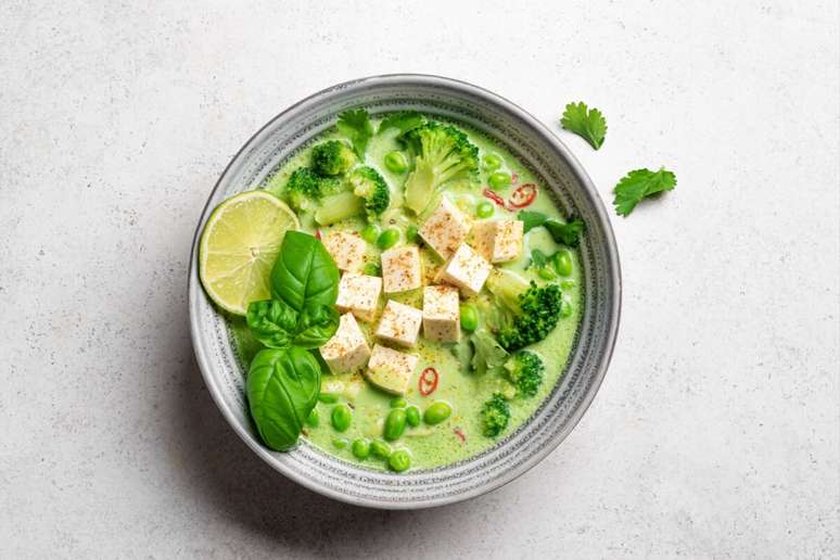 Sopa verde de curry com tofu e legumes 