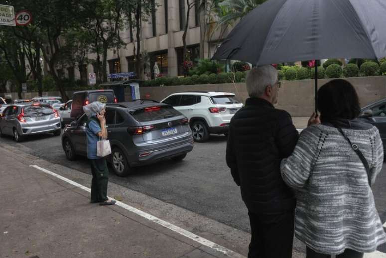 Paulistanos enfrentam frio e chuva em São Paulo.
