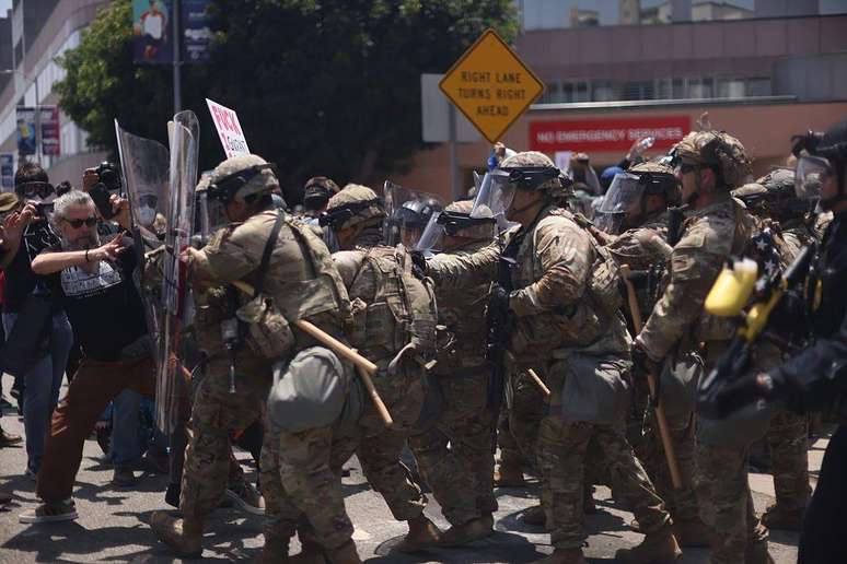 As tensões entre manifestantes e agentes de segurança aumentaram no centro de Los Angeles na tarde de domingo