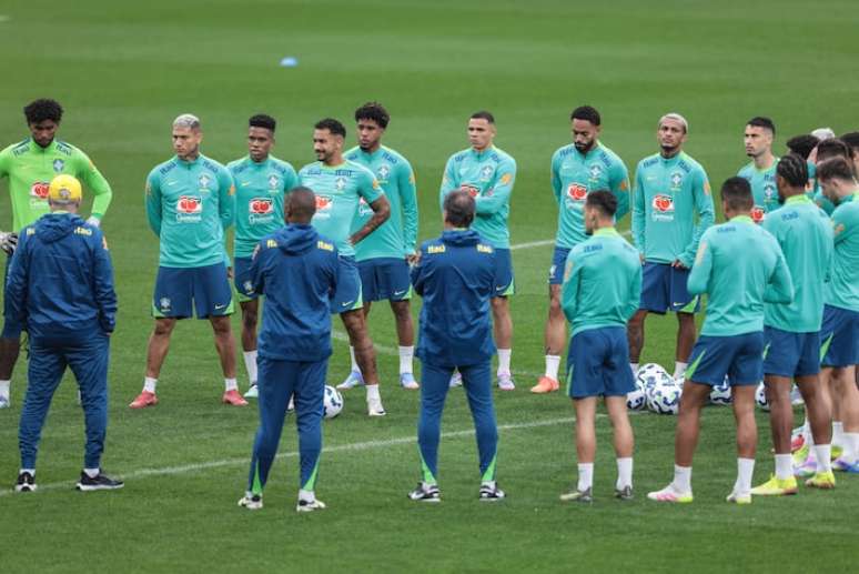 Ancelotti conversa com jogadores antes de iniciar treino da seleção na Neo Química Arena.