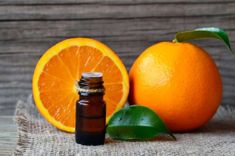 O óleo essencial de laranja ajuda na limpeza energética da casa 