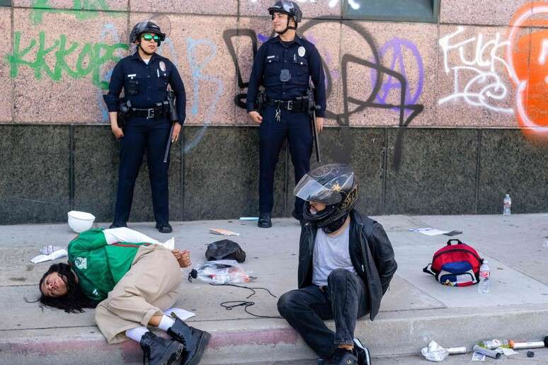 Manifestantes detidos durante protesto em Los Angeles