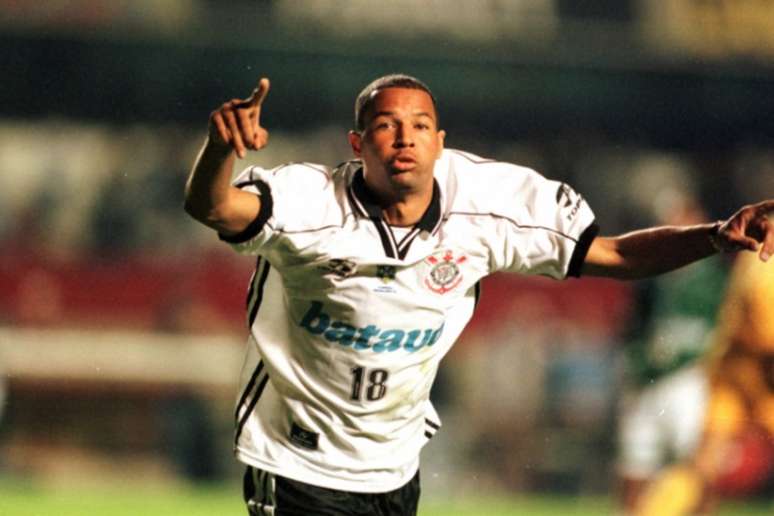 Dinei em ação pelo Corinthians