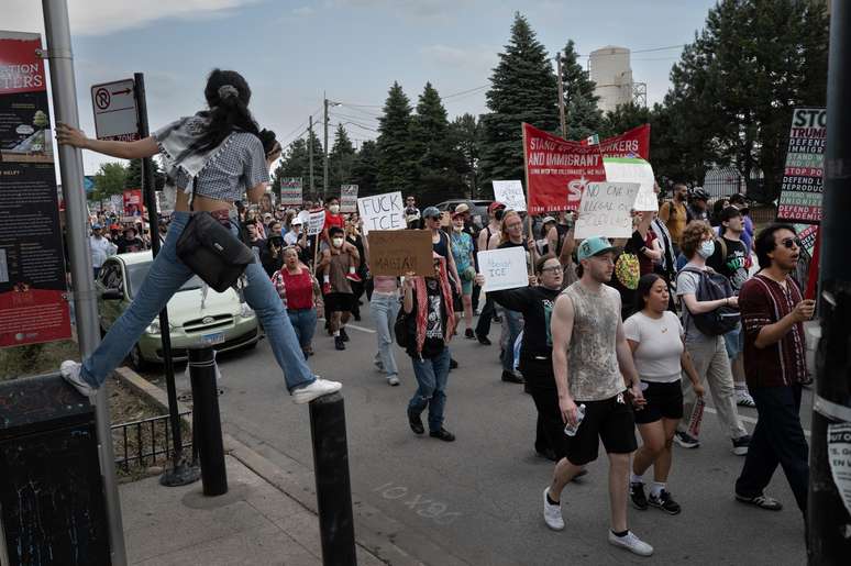 Manifestantes protestam em Los Angeles contra a atua&ccedil;&atilde;o do Departamento de Imigra&ccedil;&atilde;o 