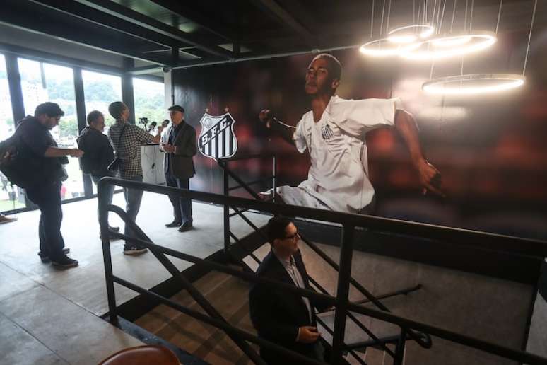 FR12 SAO PAULO - SP - 09/06/2025 - ESPORTES - INAUGURAÇÃO DO CT REI PELÉ - Fotos da inauguração do CT Rei Pelé, em Santos.Na foto o presidente do Santos Marcelo Teixeira e Neymar(pai) FOTO: Felipe Rau/Estadão