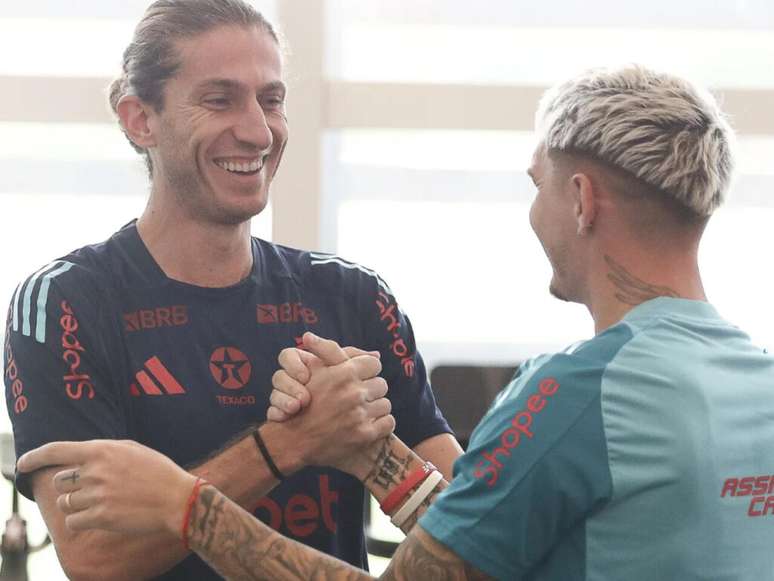 Filipe Luís e Guillermo Varela durante treino no Ninho do Urubu -