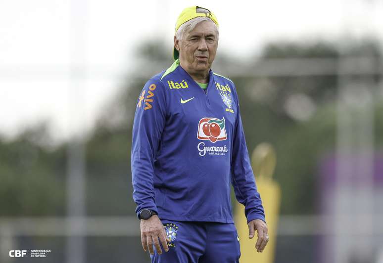 Carlo Ancelotti durante treinamento à frente da Seleção