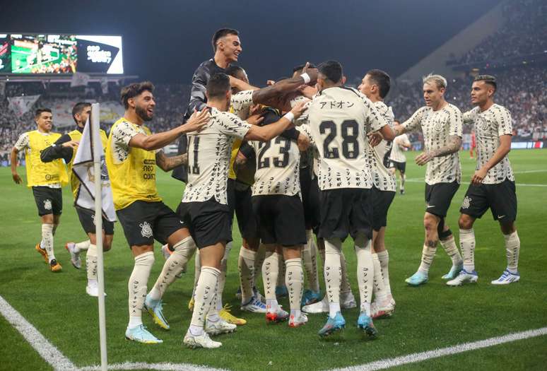 Elenco do Corinthians festeja gol marcado por Balbuena contra o Athletico-PR 