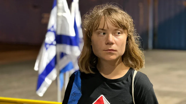 O Ministério das Relações Exteriores de Israel compartilhou uma foto da ativista sueca Greta Thunberg, depois que as forças israelenses interceptaram o barco de ajuda em que ela estava
