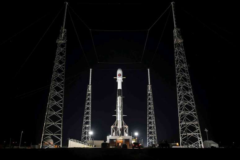 O foguete Falcon 9, da SpaceX, carregando o observatório espácial da missão Euclid da ESA na plataforma de lançamento em 2023. https://www.esa.int/Science_Exploration/Space_Science/Euclid, CC BY-SA