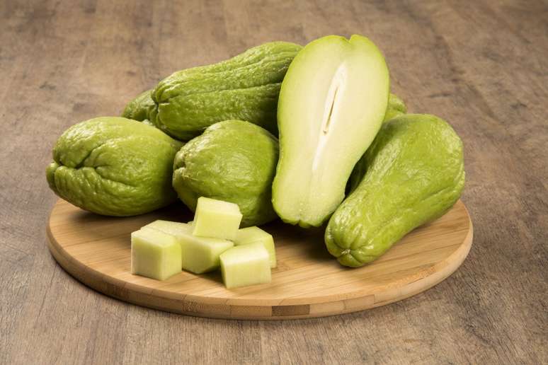 O consumo do chuchu pode auxiliar no combate à retenção de líquidos 
