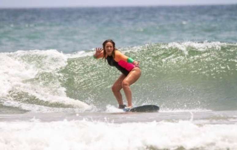 Jacqueline pegando uma onda em Itacaré (BA)