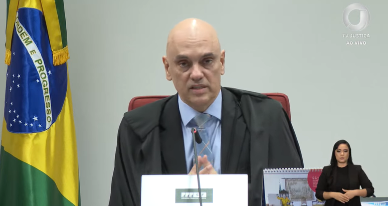 Moraes abre interrogatório de réus 
