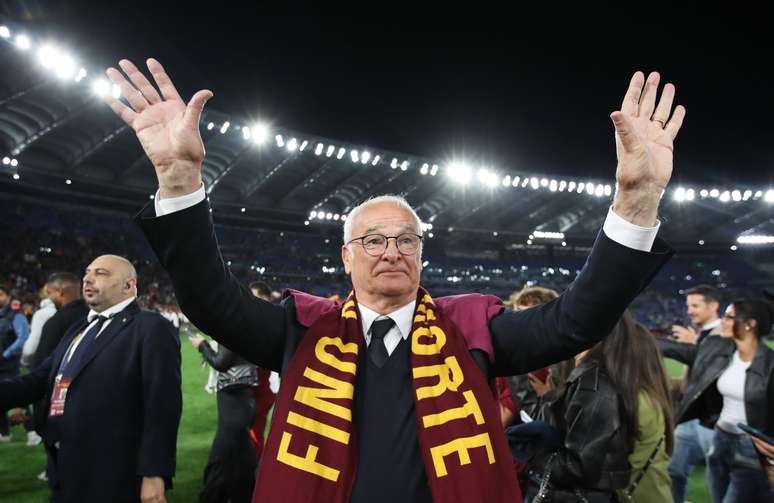 Claudio Ranieri recebendo homenagem da torcida da Roma 