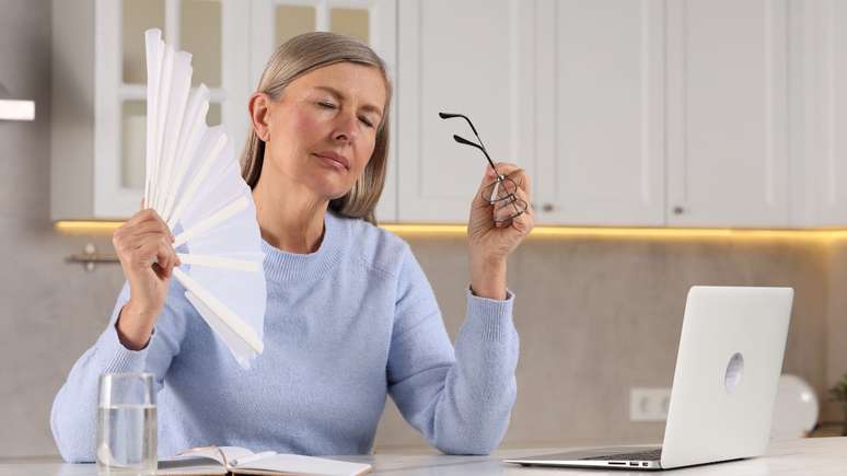 Repleta de transformações na vida da mulher, a menopausa apresenta sinais e sintomas antes de ocorrer; entenda como lidar