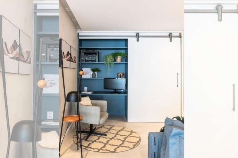 A porta de correr é uma possibilidade para separar o home office do resto do ambiente Projeto: Mari Milani |