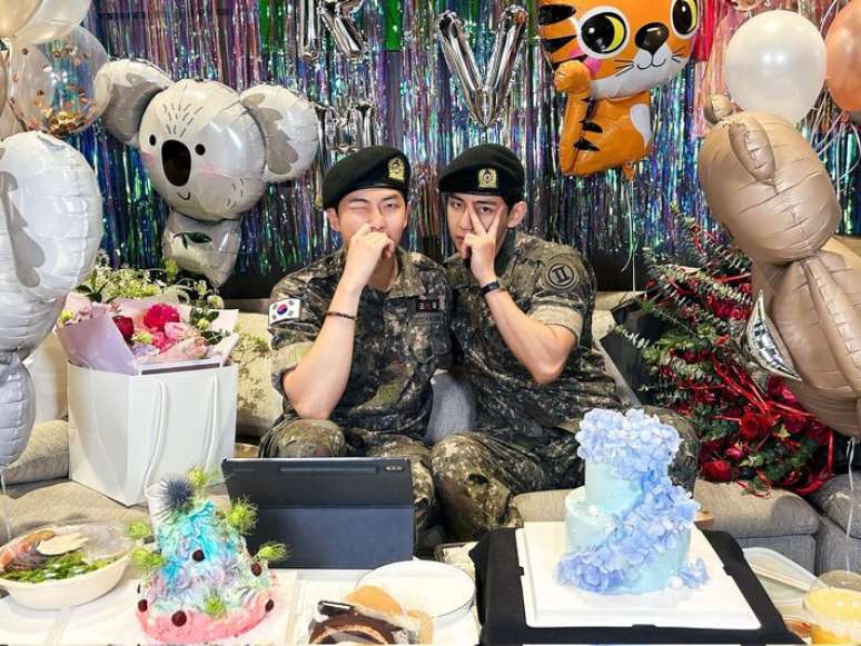 Namjoon e Taehyung, do BTS, são dispensados do serviço militar após 548 dias