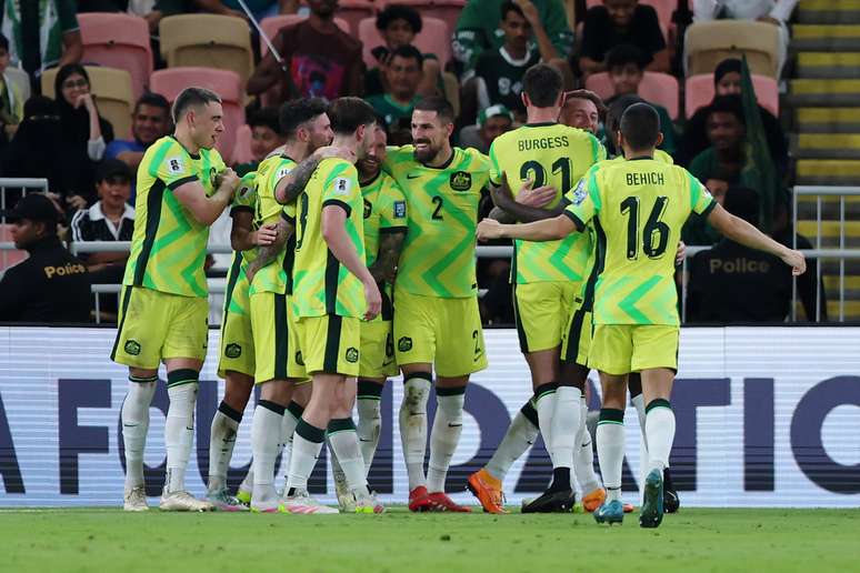 Jogadores da Austr&aacute;lia comemorando o gol de Mitch Duke 