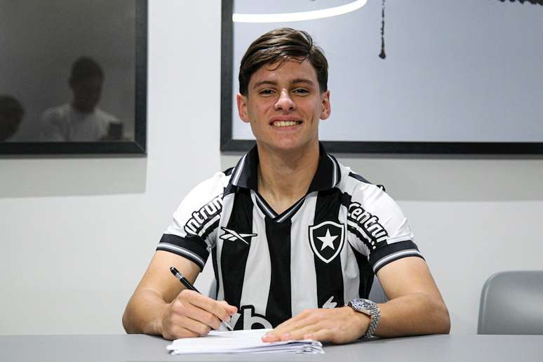 Montoro com a camisa do Botafogo 