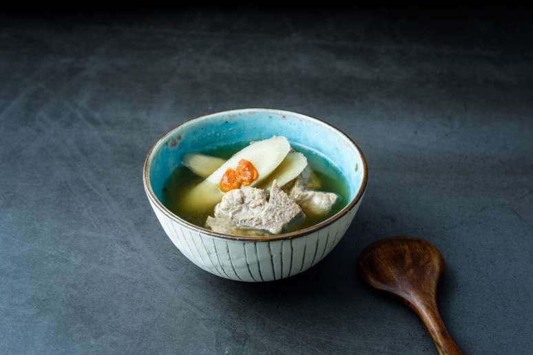 Sopa de inhame com costelinha de porco 