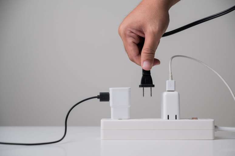 Mesmo não conectado no celular, o carregador pode consumir energia 