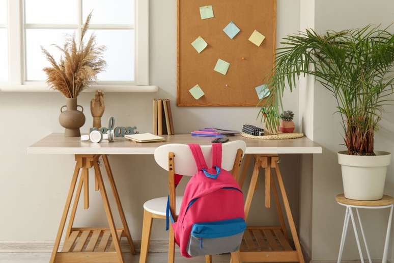 Um quadro visual de tarefas escolares oferece mais segurança para as crianças 