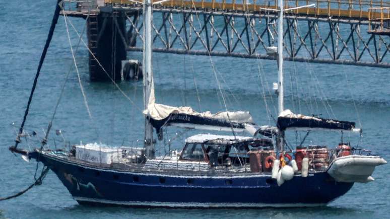 O veleiro Madleen permanecia ancorado no porto de Ashdod, em Israel, na manhã desta terça-feira (10).