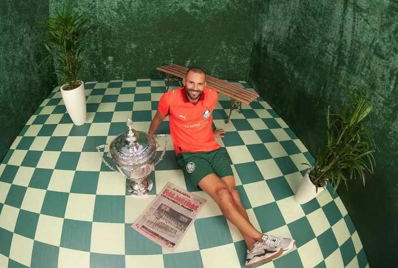 Goleiro Weverton com a nova camisa do Palmeiras &ndash;
