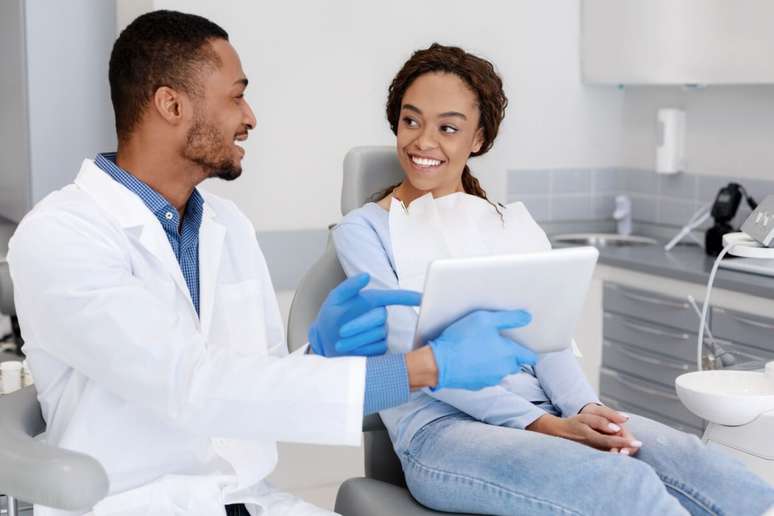 É importante ficar atento aos sintomas e consultar um cirurgião-dentista 