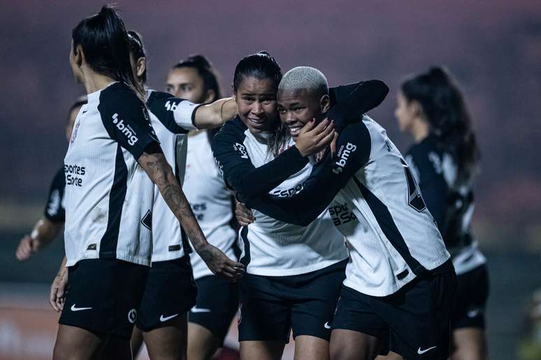 Jogadoras do Corinthians comemoram gol da vitória