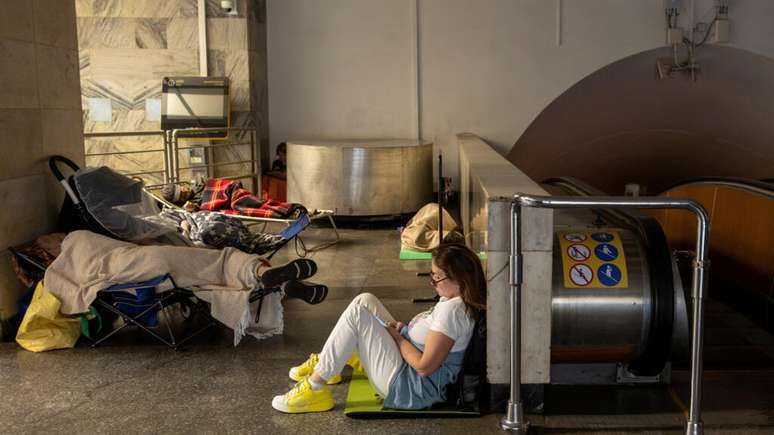 Moradores de Kiev se refugiam no metrô após um grande bombardeio russo na cidade, em 10 de junho de 2025.