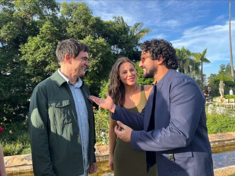 Samuel Rosa aparece ao lado Heleninha (Paolla Oliveira) e Ivan (Reanto G&oacute;es). Ele far&aacute; uma participa&ccedil;&atilde;o especial em 'Vale Tudo' nesta ter&ccedil;a-feira, 10