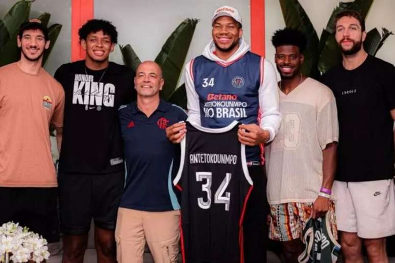Giannis, jogador da NBA, posa com a camisa do Flamengo