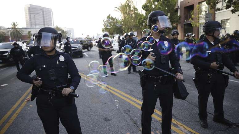Manifestantes enfrentam policiais em Los Angeles durante um protesto. Na segunda-feira, 9 de junho de 2025. (Stephen Lam/San Francisco Chronicle via AP)