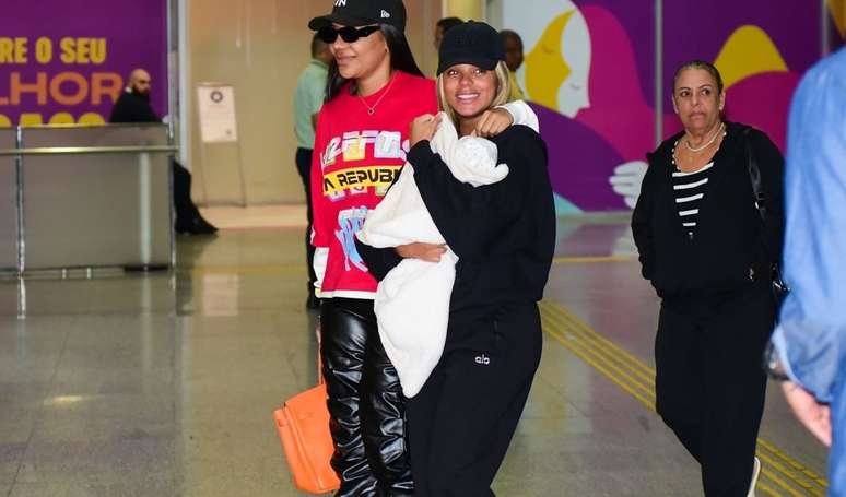 Brunna Gonçalves entrega porque preserva rostinho da filha, Zuri, com Ludmilla na web: 'Povo já veio...'.