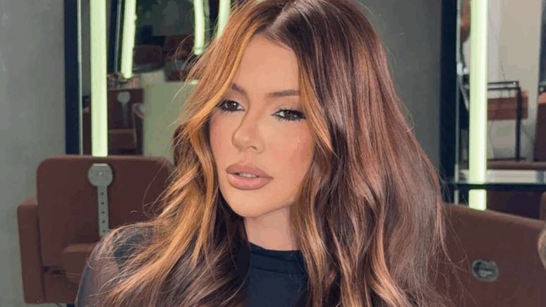 Mirela Janis revela detalhes de sua festa de aniversário de 28 anos