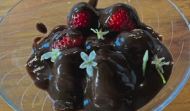Cocoa ganache with strawberries and mint