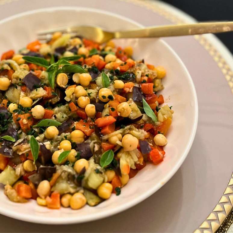 SALADA DE BERINJELA ASSADA COM GRÃO DE BICO