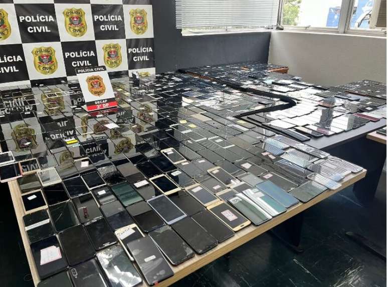 Polícia Civil de São Paulo mobilizou quase dois mil agentes em operação contra receptores de celulares roubados.