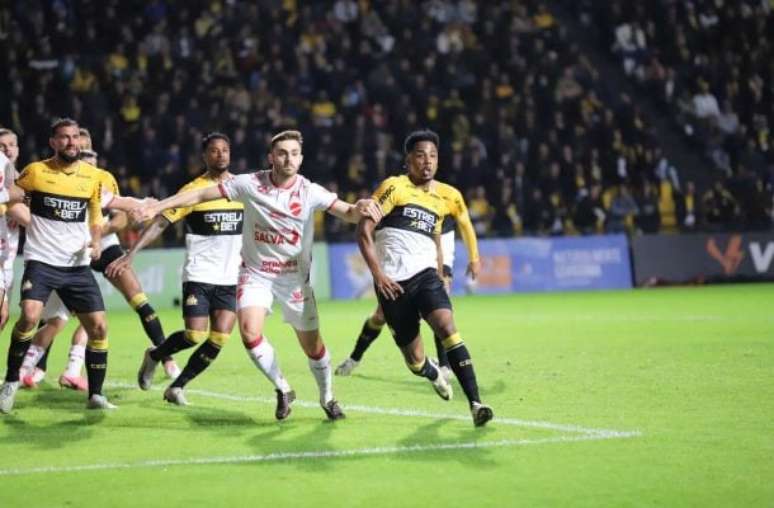 Em casa, o Criciúma perde chances, mas vence o Vila Nova.