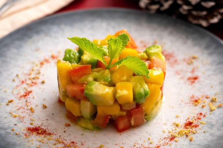 Tartar de abacate com manga e tomate 