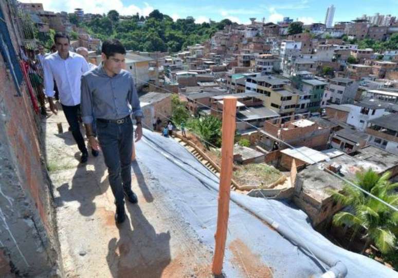 Em 2017, o então prefeito de Salvador, ACM Neto, inspeciona obras de contenção de barrancos na Baixinha de Santo Antônio.