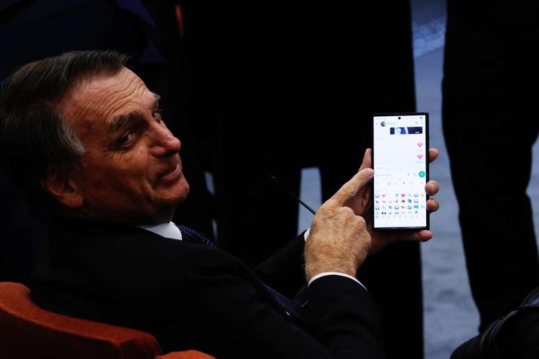 Jair Bolsonaro troca mensagens com Michelle durante interrogatório