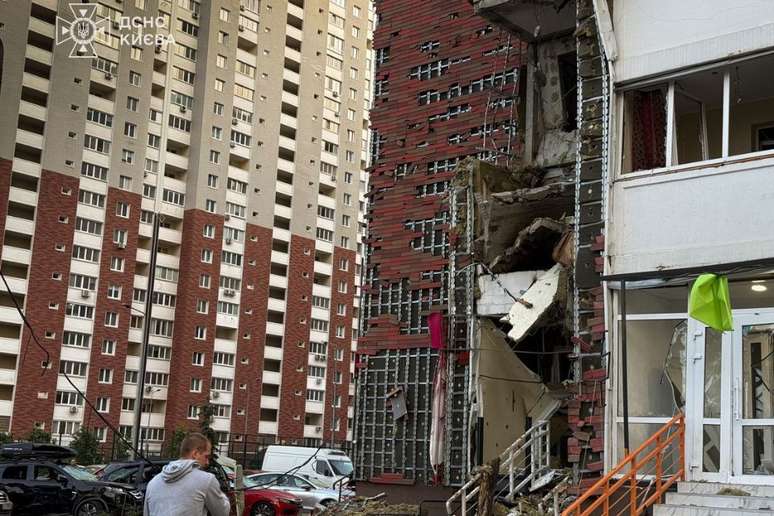 Ataque de drones russos na Ucrânia causou destruição, deixou mortos e feridos. As imagens foram compartilhadas pelo presidente da Ucrânia, Volodymyr Zelensky, no X.