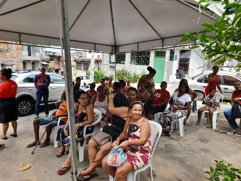Moradoras aguardam atendimento na Feira de Saúde realizada na Baixinha de Santo Antônio, periferia de Salvador (BA).