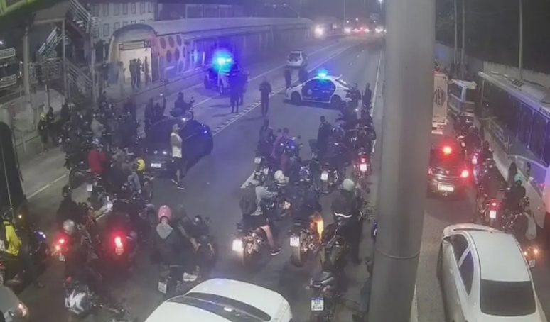 Avenida Brasil ficou fechada por causa de tiroteio no Complexo de Israel