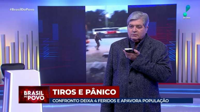 Datena apresenta parte do 'Brasil do Povo' ao celular em contato ao vivo com suas fontes na polícia