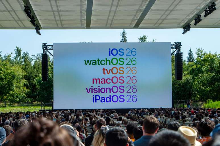 Painel de apresentação do iOS 26 durante a Worldwide Developers Conference da Apple