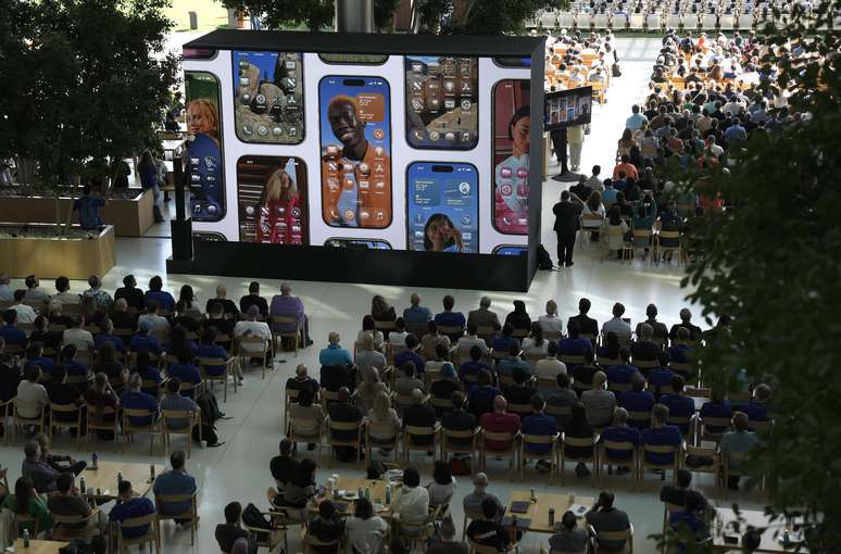 Imagens da WWDC da Apple que dá uma previsão da tela dos Iphones com o iOS 26